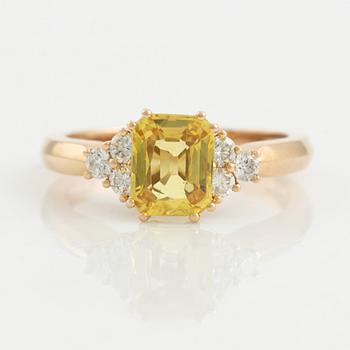 Ring med gul safir och briljantslipade diamanter.