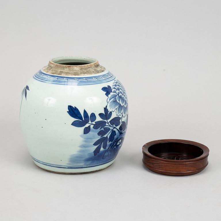 A pair of blue and white jars, Qing dynasty, 19th Century.