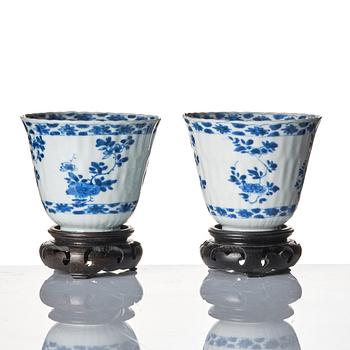 A pair of blue and white cups. Qing dynasty, Kangxi (1662-1722).