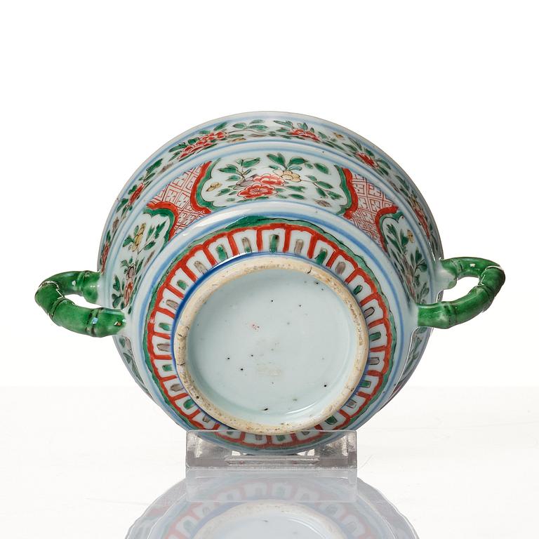 A famille verte decorated equelle, Qing dynasty, Kangxi (1662-1722).