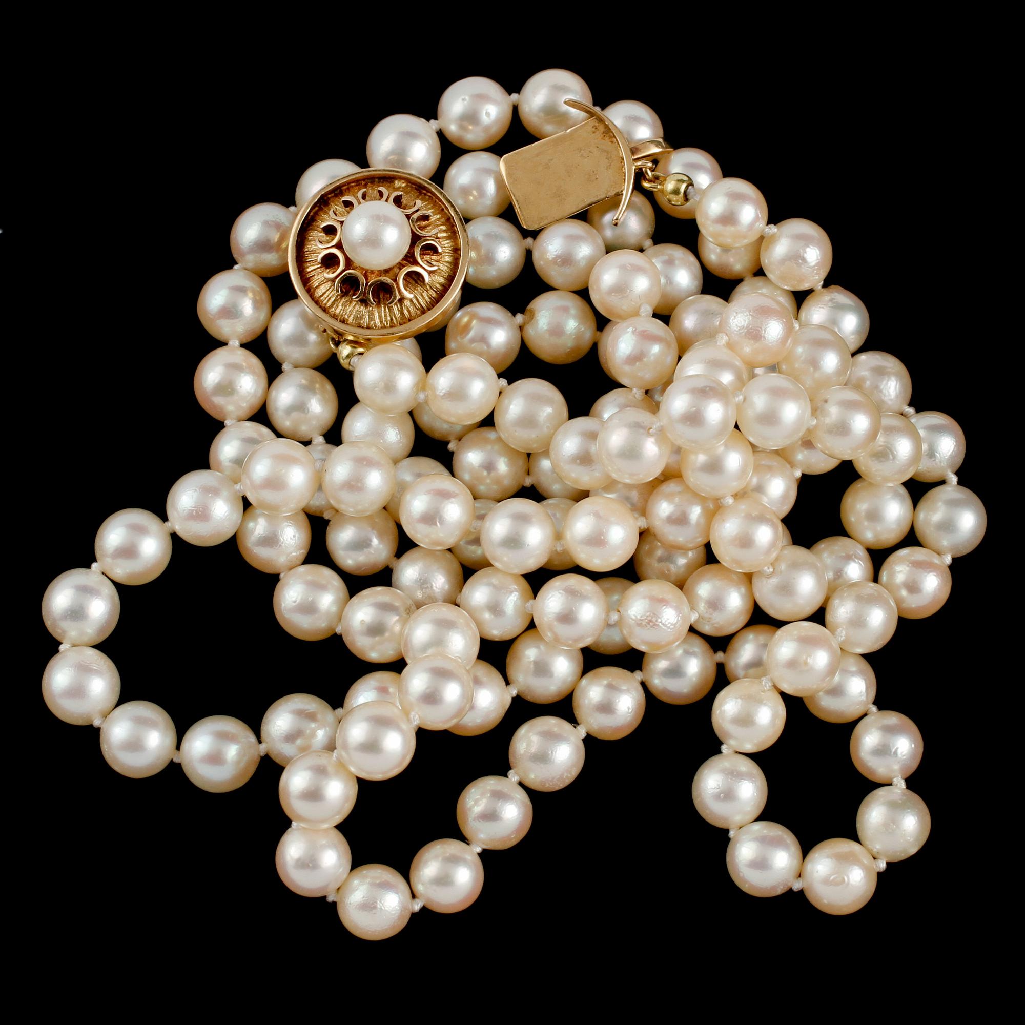 COLLIER, odlade pärlor med lås i 18k guld, 1900-talets andra hälft.