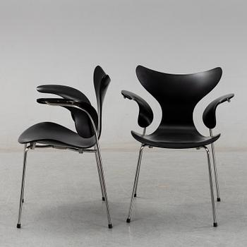Arne Jacobsen, a pair 'Seagull' chairs, Fritz Hansen, Denmark, 2008.
