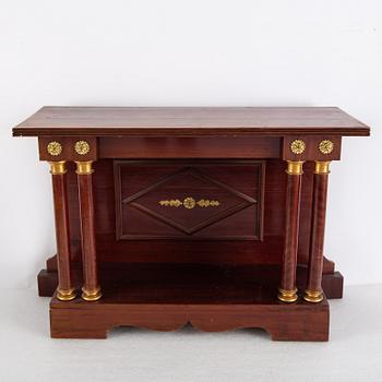 Spegel med konsolbord, eklektisk stil, sekelskifte 1900.