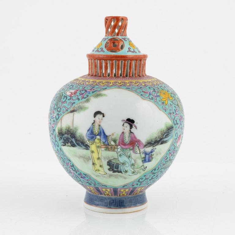 A Chinese jar with cover, 20th Century.