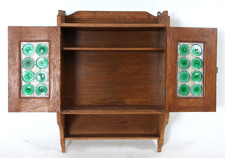 HYLLSKÅP, jugend, 1900-talets början.