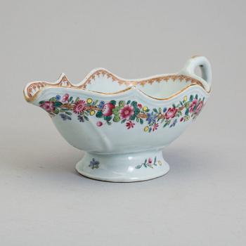 A famille rose export porcelain sauceboat, Qing dynasty, Qianlong (1736-95).