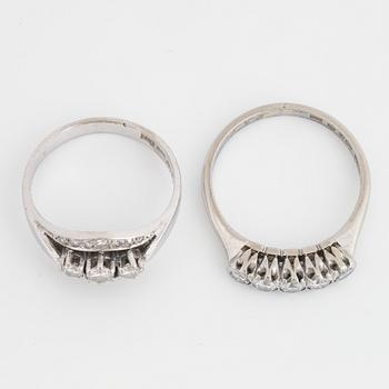 Two diamondrings.