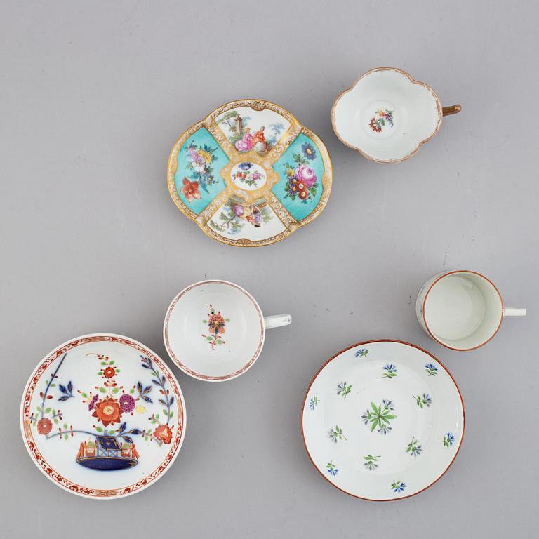 Koppar med fat, 1+1+1 st. Porslin, bl a Meissen, omkring 1800.