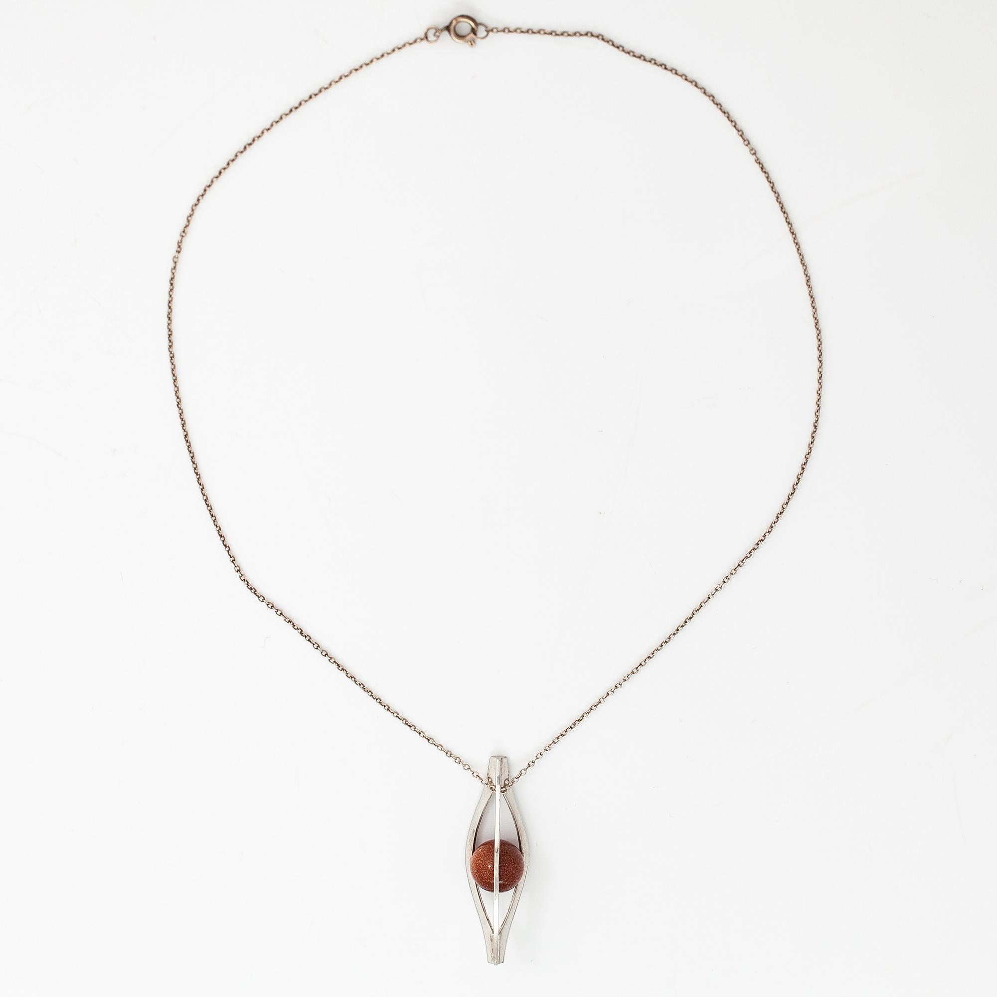 Elis Kauppi, A silver necklace with a goldstone pearl. Kupittaan kulta, Turku 1962.