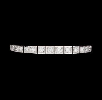 1158. ARMBAND, briljantslipade diamanter, tot. 4.25 ct, varav mittsten ca 0.45 ct.