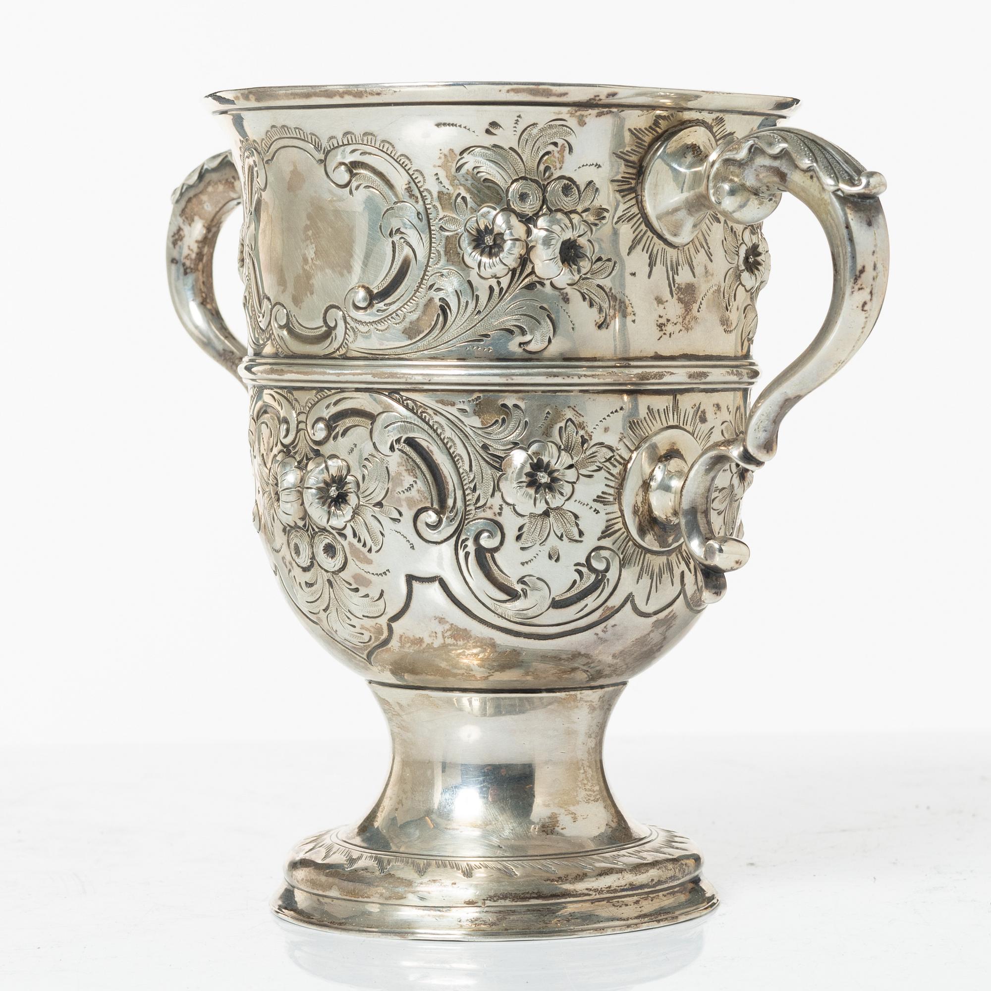 Thomas Wallis I, pokal, silver, London, England 1773 och Thomas Northcote, sked, silver, London, England 1789.