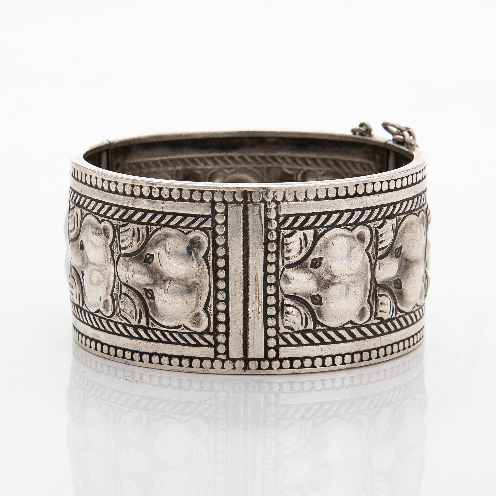 Kalevala Koru, rannekoru, "Karhu", sterlinghopeaa. Helsinki 1980.