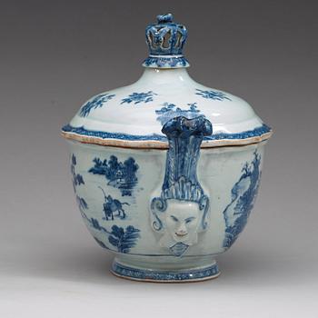 A blue and white tureen with cover and stand, Qing dynasty, Qianlong (1736-95).