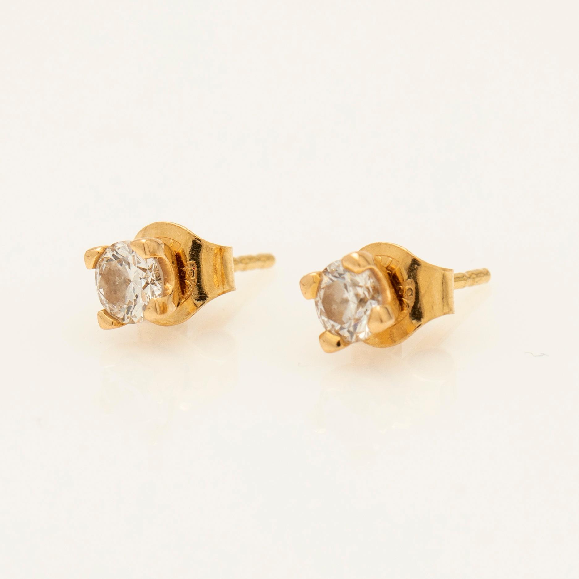 Örhängen, ett par, 18K guld med diamanter.