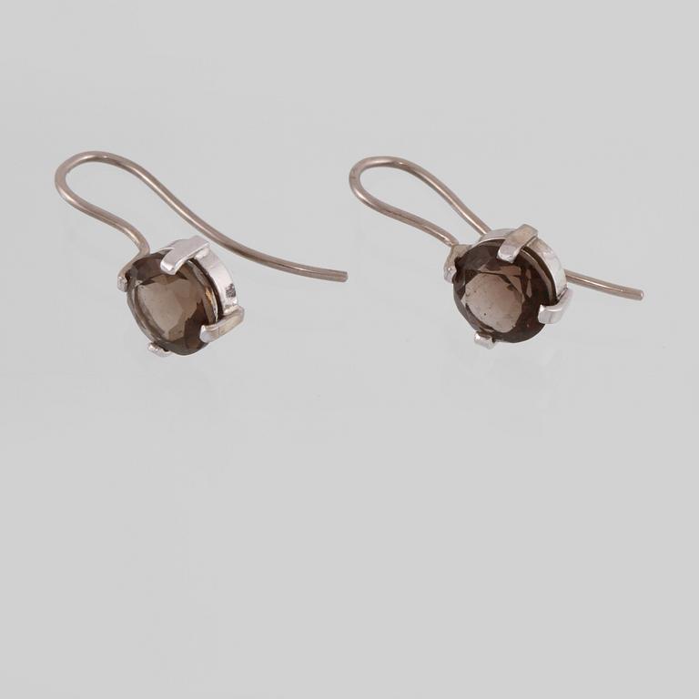 ÖRHÄNGEN, 18K vitguld med fasettslipad rökkvarts. Vikt 3,7 gram.
