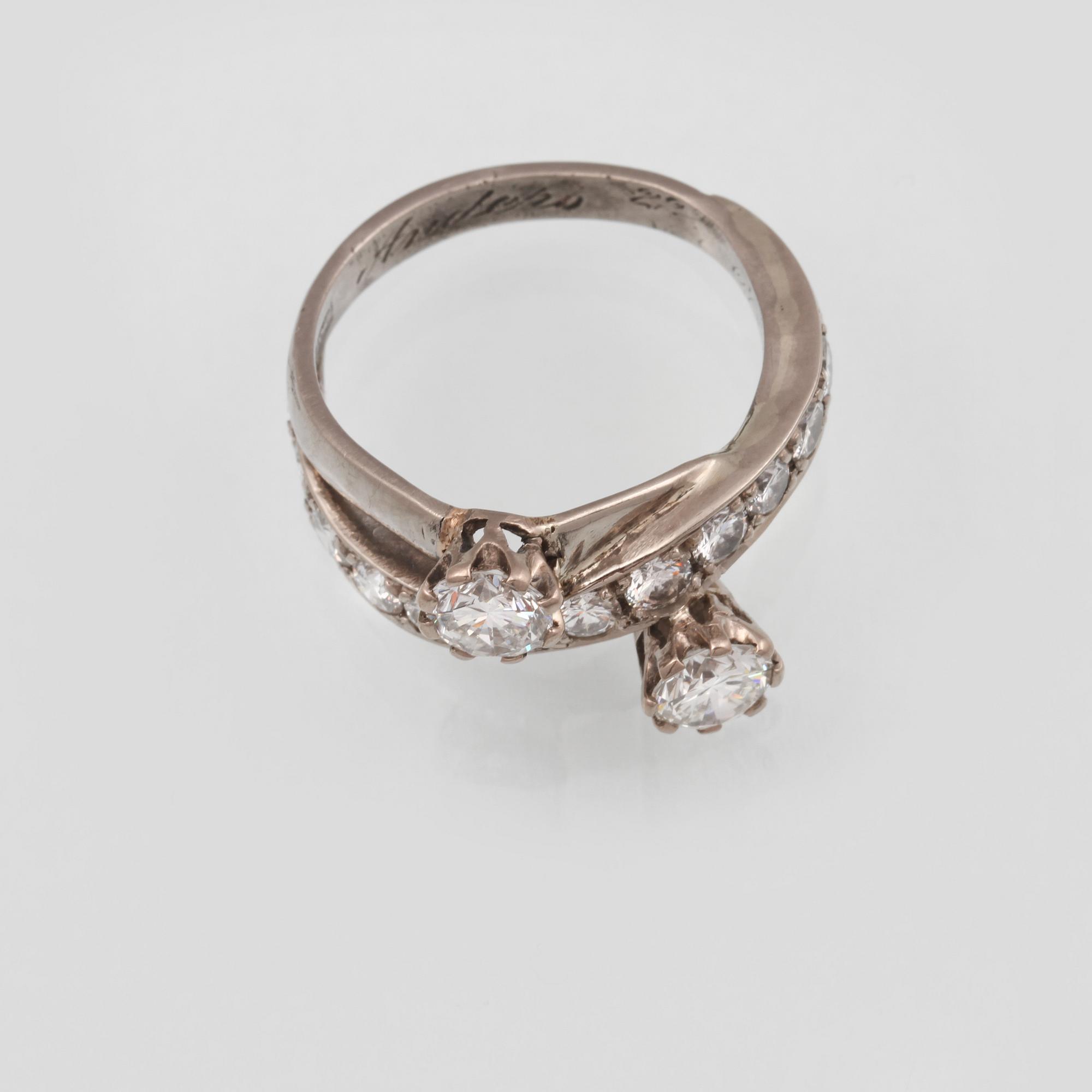 RING, 18K guld med 2 större briljantslipade diamanter ca 0.60 ct vardera samt 11 st mindre totalt ca 1.10 ct. Vikt 7,3 g.
