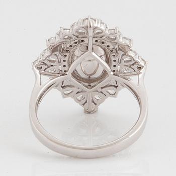 Ring med en oval fasettslipad Kashmirsafir 2.52 ct.