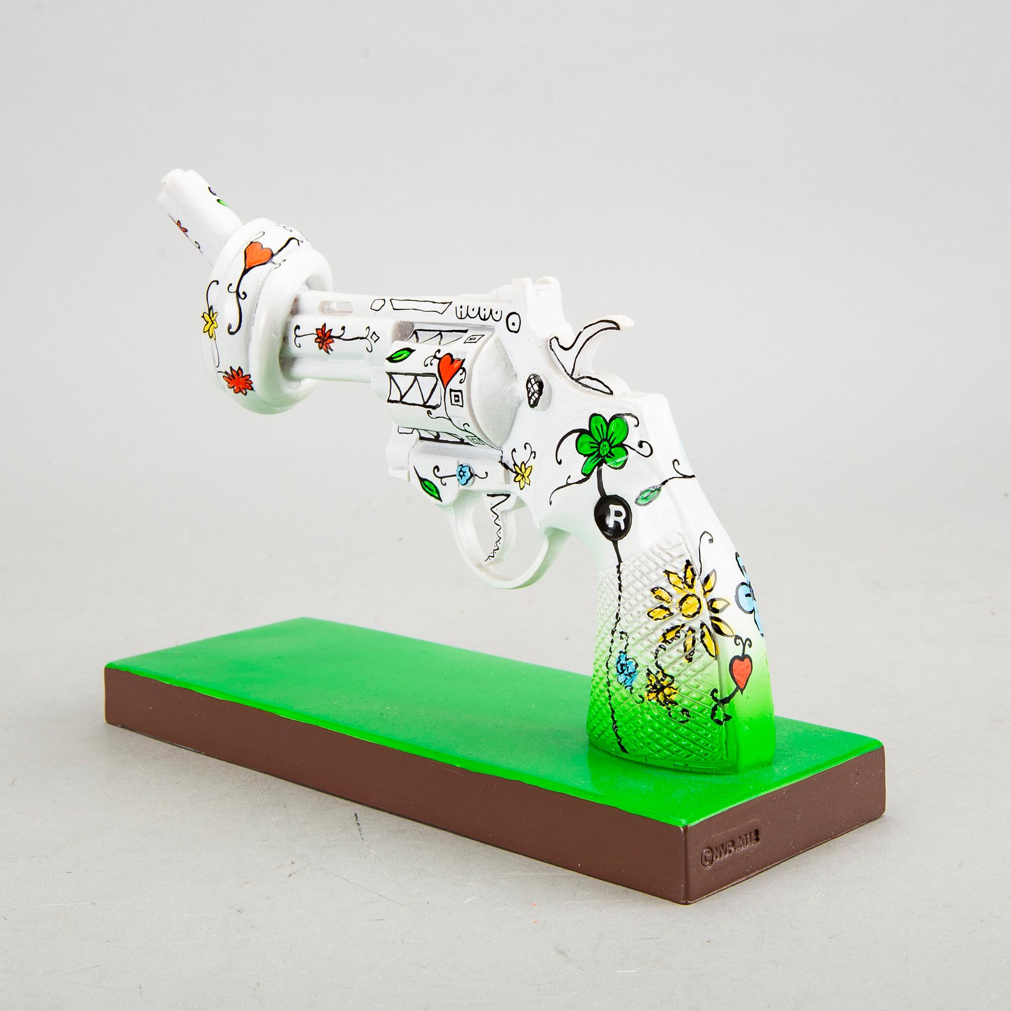 Carl Fredrik Reuterswärd,  Non-Violence Project Foundation skulptur 2012.