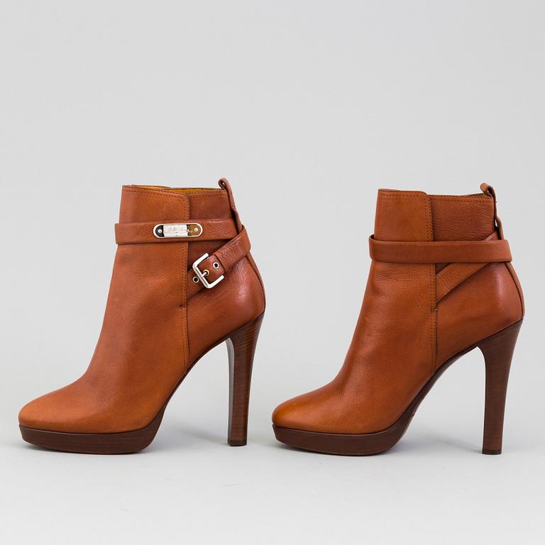 A pair of brandycoloured leather bootie by Raplh Lauren.
