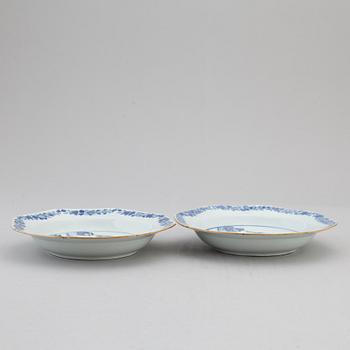 DJUPA TALLRIKAR, ett par, kompaniporslin. Qingdynastin, Qianlong (1736-95).