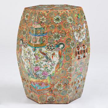 A Chinese Canton porcelain garden seat, around 1900.