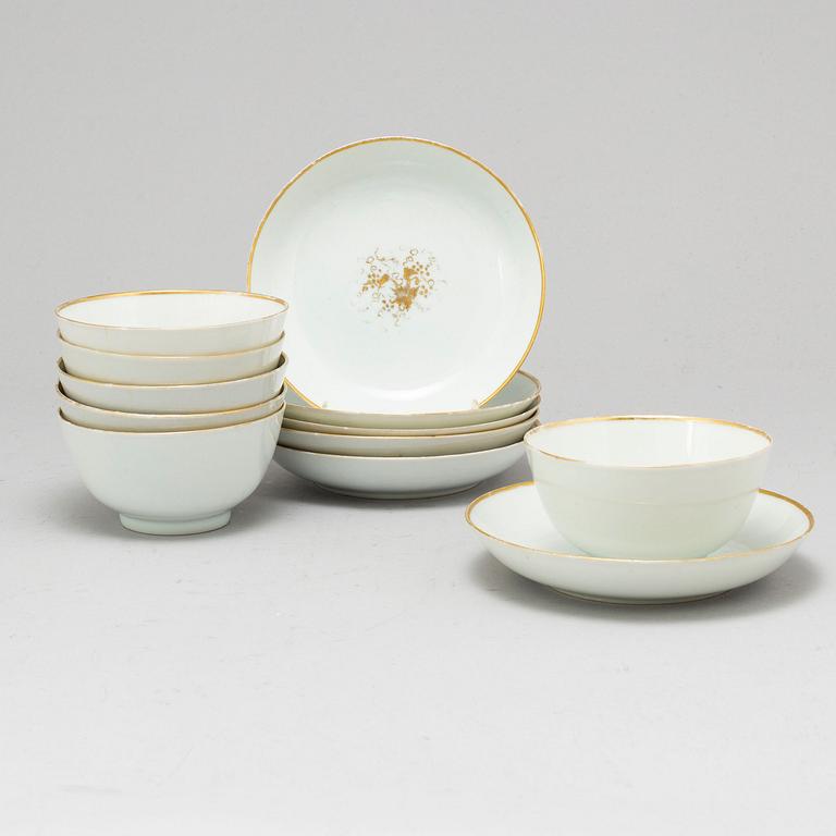 Six gilded export porcelain bowls with saucers, Qing dynasty, 18th century.