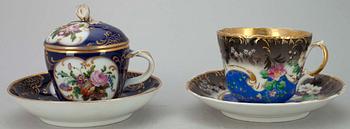 KOPPAR, 2 st, porslin, Popov, Ryssland, samt andra ostämplad, möjligen Ryssland. 1800-talets slut.