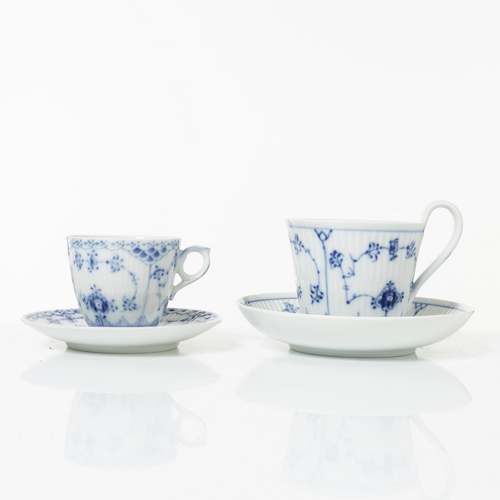 Royal Copenhagen, Service 82 pieces, Musselmalet, half lace.