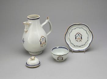 KAFFEKANNA, KOPP samt FAT, 3 delar, porslin, sen Qianlong, Kina sent 1700-tal.