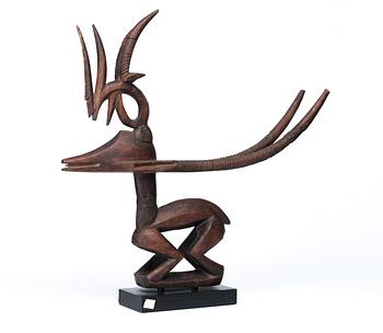 1135. HUVUDPRYDNAD. Tshiwara (stiliserad antilop). Trä. Bambara-stammen. Mali ca 1930-1940. Höjd 52,5 cm.