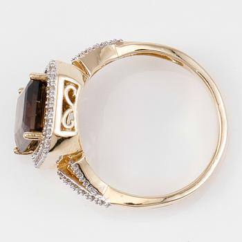 RING, 14k guld, diamanter tot ca 0.15 ct. och kvartz.