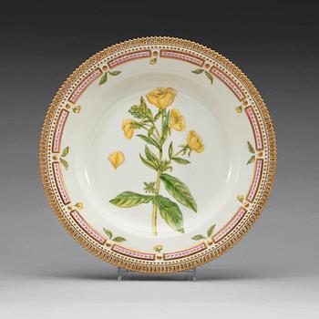 413. A set of 13 Royal Copenhagen 'Flora Danica' dinner plates, Denmark, 20th Century.