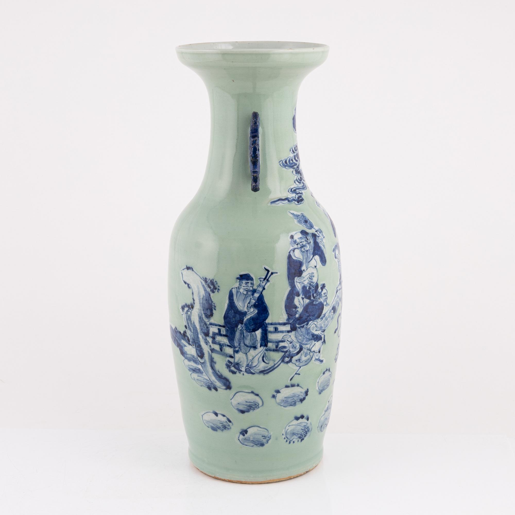 A Chinese porcelain vase, Qing dynasty, late 19th Century.