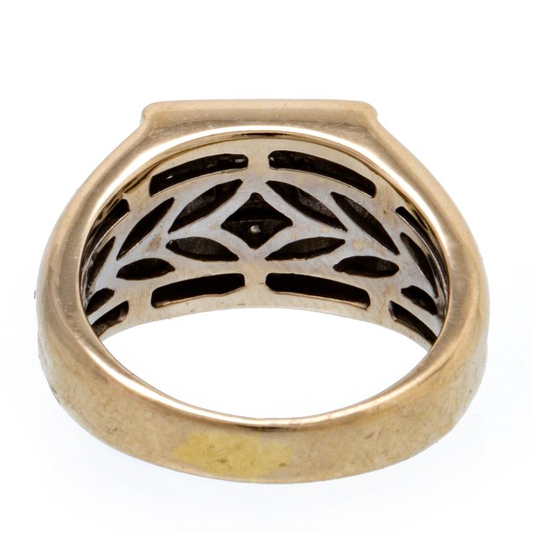 Ring 18K vitguld med 1 princesslipad diamant och briljanter ca 0,40 ct totalt, bredaste del ca 10 mm.