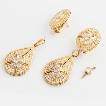 Ola Sellèn, Earrings and Pendant, Gold and Brilliant-cut Diamonds, 8.30ct. 1980s, with case.