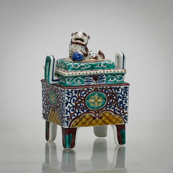 RÖKELSEKAR, porslin, Japan, 1900-talets början.