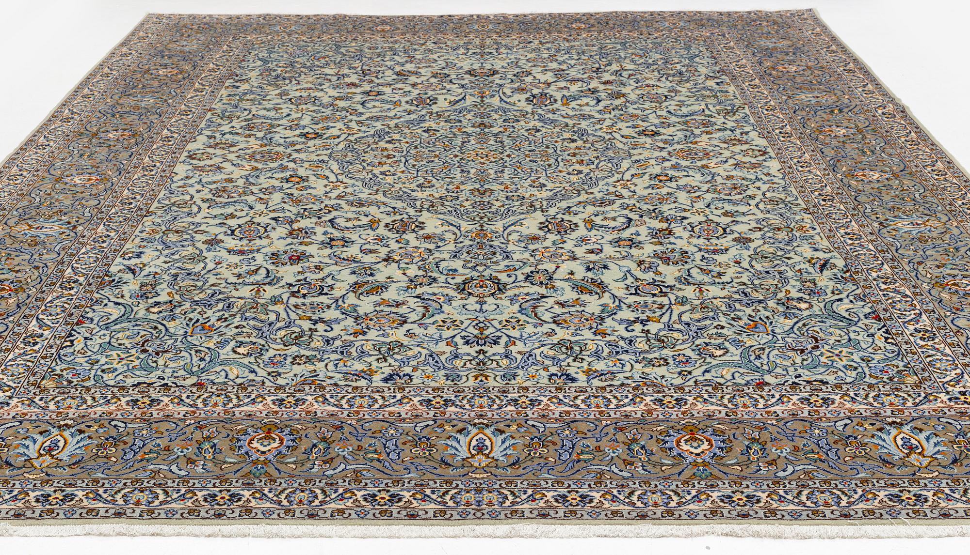 A signed Kashan carpet, approx. 436 x 314 cm.