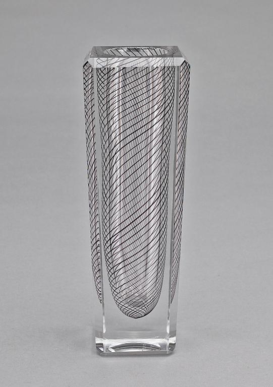 VICKE LINDSTRAND, glasvas, Kosta, sign LS 639.