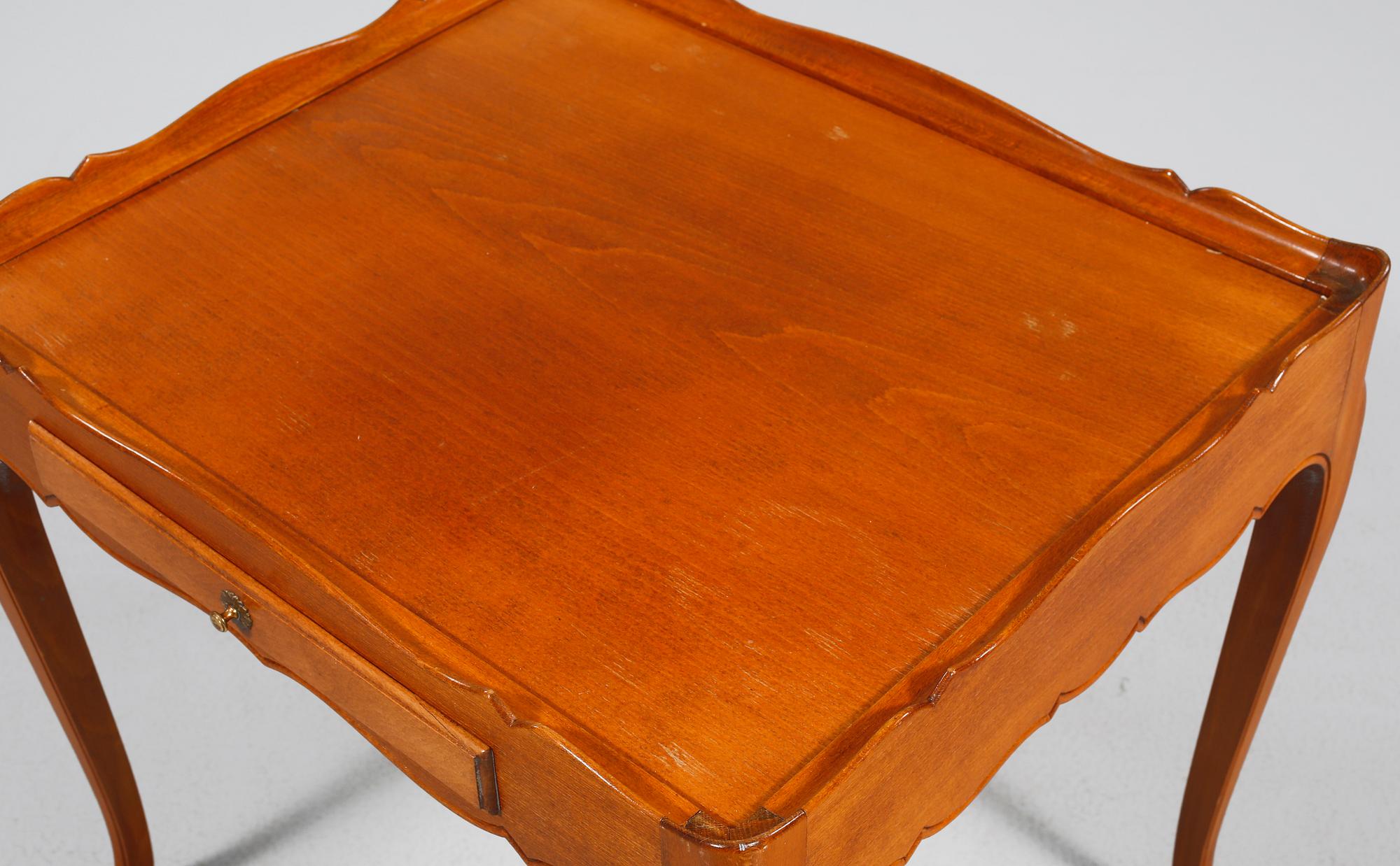 SIDOBORD, mahogny, 1900-talets andra hälft.
