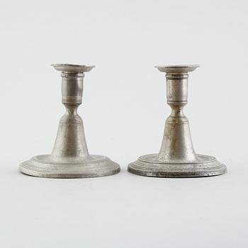 LJUSSTAKAR, 2 st snarlika, tenn, otydliga svenska stämplar, 1800-talets första hälft.