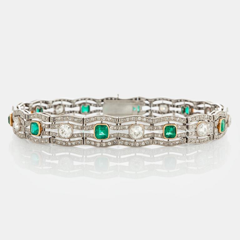 Armband med tio gammalslipade diamanter total vikt ca 2 ct samt fasettslipade smaragder.
