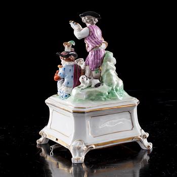 FIGURINGRUPP / SPELDOSA, porslin, Tyskland ca 1900.