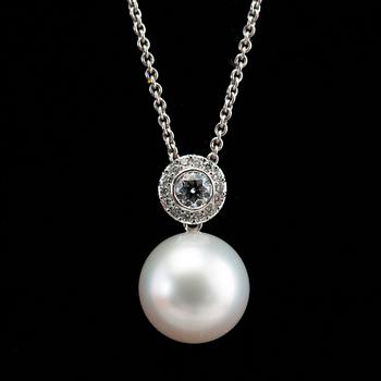 364. A PENDANT, Kim Wempe. South sea pearl 13 mm, brilliant cut diamonds c. 0.5 ct. 18K white gold. Chain 44 cm.