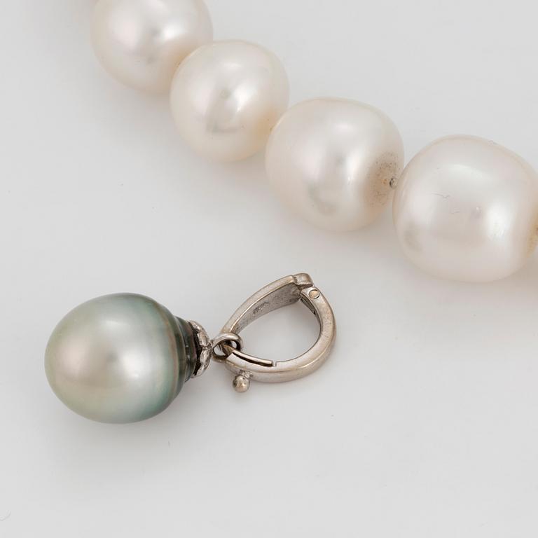 NECKLACE, cultured South Sea pearls, irregular shape 12.5-15.8 mm. Clasp, 14 carat white gold with diamonds.