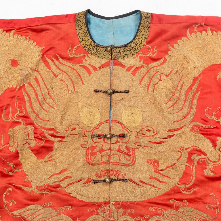 An embrodered silk robe, Qing dynasty (1644-1912).