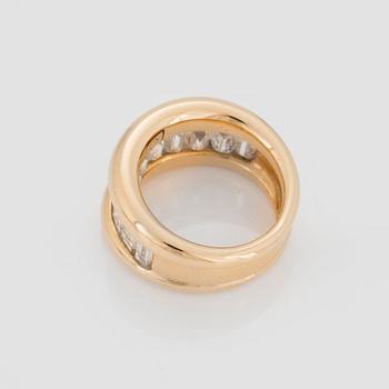HALVALLIANSRING med baguetteslipade diamanter.