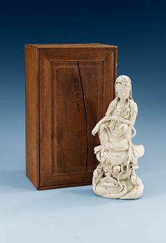 A blanc de chine figure of Guanyin, Qing dynasty, Kangxi (1662-1722).