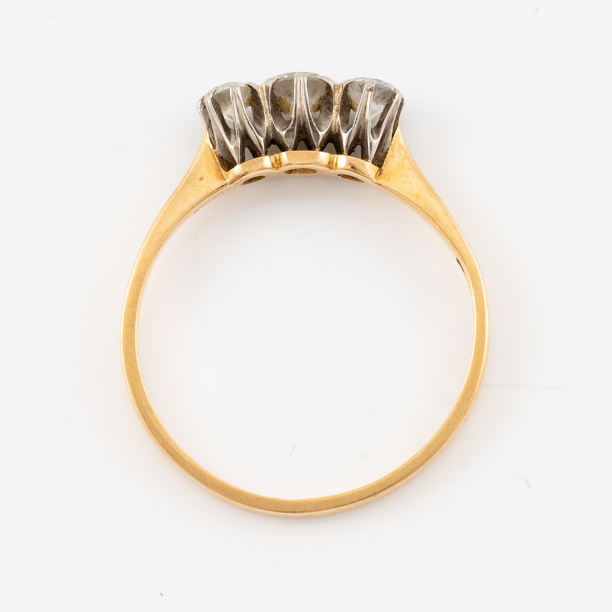 Ring, 18K gold with three brilliant-cut diamonds.