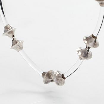 Björn Weckström, kaulakoru, "Destinina", hopeaa, akryylia.