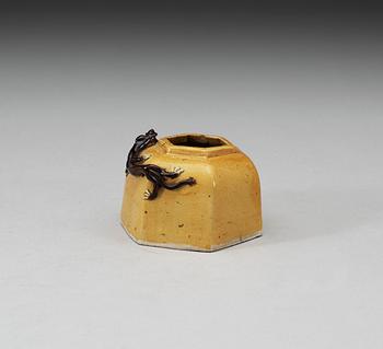 A yellow and brown glazed biscuit brush washer with curling dragon, Kangxi (1664-1722), with Xuande four character mark.